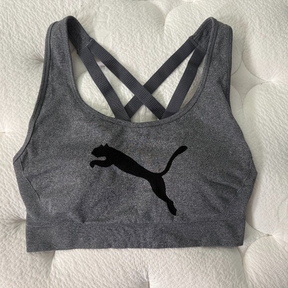 PUMA WOMEN’S GRAY SEAMLESS CROSSBACK SPORTS BRA GRAPHIC BLACK LOGO - Picture 1 of 6